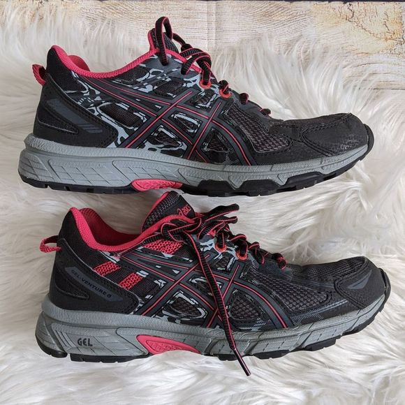 black athletic shoes